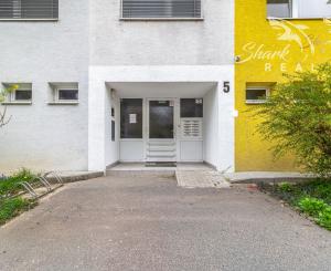 Svetlý dizajnový byt s nadštandardným zariadením - Javorová, Piešťany