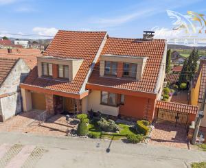 5-izbový RODINNÝ DOM, bazén, terasa, altánok, zeleň, VAŠE NOVÉ MIESTO PRE ŽIVOT