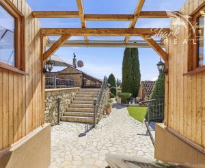 5-izbový RODINNÝ DOM, bazén, terasa, altánok, zeleň, VAŠE NOVÉ MIESTO PRE ŽIVOT