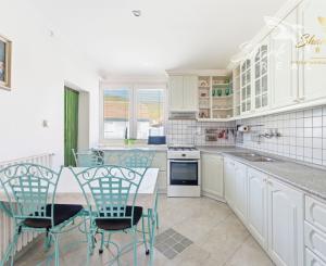 5-izbový RODINNÝ DOM, bazén, terasa, altánok, zeleň, VAŠE NOVÉ MIESTO PRE ŽIVOT