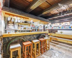 5-izbový RODINNÝ DOM, bazén, terasa, altánok, zeleň, VAŠE NOVÉ MIESTO PRE ŽIVOT