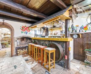 5-izbový RODINNÝ DOM, bazén, terasa, altánok, zeleň, VAŠE NOVÉ MIESTO PRE ŽIVOT