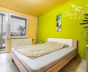 Priestranný 3-izbový byt s balkónom kúsok od stanice – Piešťany