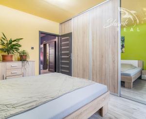 Priestranný 3-izbový byt s balkónom kúsok od stanice – Piešťany