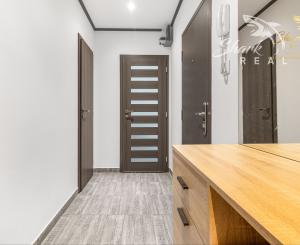 Priestranný 3-izbový byt s balkónom kúsok od stanice – Piešťany