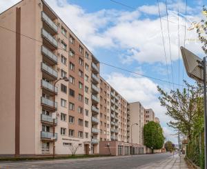 Priestranný 3-izbový byt s balkónom kúsok od stanice – Piešťany