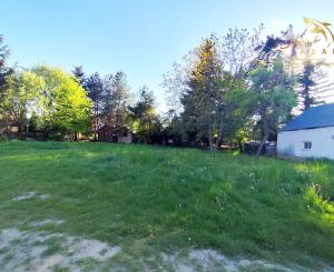 Priestranný stavebný pozemok v TOP lokalite