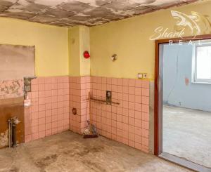 Dom s obrovským potenciálom v centre obce - Podolie