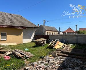 Dom s obrovským potenciálom v centre obce - Podolie