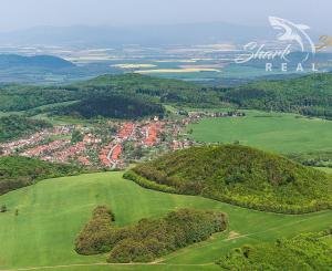 Slnečný pozemok s panoramatickým výhľadom