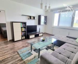 Na predaj priestranný 3-izbový byt s balkónom v Sečovciach – sídlisko SNP