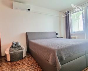 Na predaj priestranný 3-izbový byt s balkónom v Sečovciach – sídlisko SNP