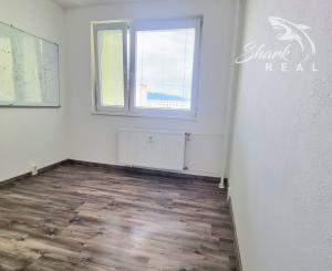 Na predaj priestranný 3-izbový byt s balkónom v Sečovciach – sídlisko SNP