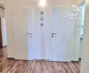 Na predaj priestranný 3-izbový byt s balkónom v Sečovciach – sídlisko SNP