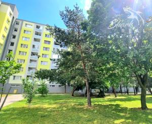 Na predaj priestranný 3-izbový byt s balkónom v Sečovciach – sídlisko SNP