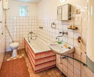 Vidiecky dom so 100 ročnou hruškou