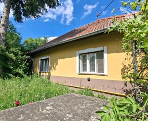 Vidiecky dom so 100 ročnou hruškou