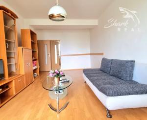 ZNÍŽENÁ CENA 2-IZBOVÝ BYT S BALKÓNOM V CENTRE TREBIŠOVA