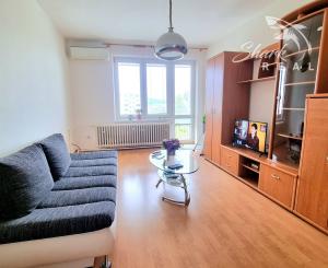 ZNÍŽENÁ CENA 2-IZBOVÝ BYT S BALKÓNOM V CENTRE TREBIŠOVA