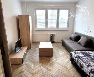 2 izbový byt -  kúsok od centra, s loggiou/balkónom ( + MOŽNÁ DOHODA NA CENE !!! )