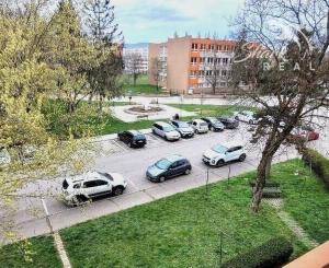 2 izbový byt -  kúsok od centra, s loggiou/balkónom ( + MOŽNÁ DOHODA NA CENE !!! )