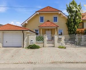 Na predaj: Nadštandardný 4- izbový rodinný dom s bazénom a krbom - Viničné