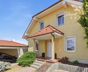 Na predaj: Nadštandardný 4- izbový rodinný dom s bazénom a krbom - Viničné