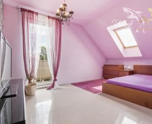 Na predaj: Nadštandardný 4- izbový rodinný dom s bazénom a krbom - Viničné