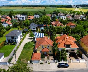 Na predaj: Nadštandardný 4- izbový rodinný dom s bazénom a krbom - Viničné