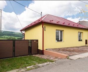 * Priestranný rodinný dom len 20 minút od Prešova – pokoj a príroda