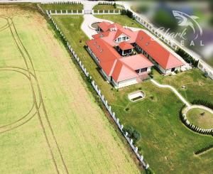 Jedinečná rodinná vila s výbornou strategickou polohou