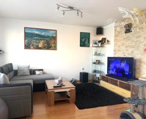 TEHLOVÝ DOM _ 3i byt PREDAJ _ 67 m2 _ centrum Senca