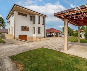 Luxusný dom s dvoma bytovými jednotkami na predaj