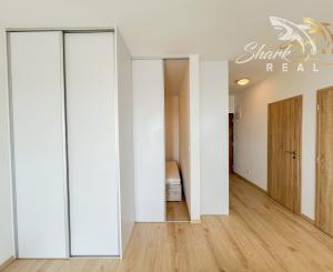 Mimo mesta, nie mimo pohodlia | 1,5i novostavba s loggiou | Slovenský Grob