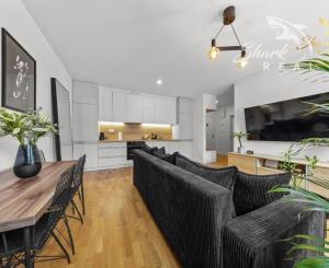 Na prenájom kompletne zariadený 2-izbový apartmán v centre Bratislavy – Vysoká ulica