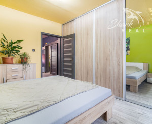 Priestranný 3-izbový byt s balkónom kúsok od stanice – Piešťany