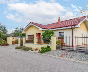 Moderný 3-izbový bungalov s garážou, dielňou a krásnou záhradou – Hôrka nad Váhom