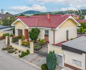 Moderný 3-izbový bungalov s garážou, dielňou a krásnou záhradou – Hôrka nad Váhom