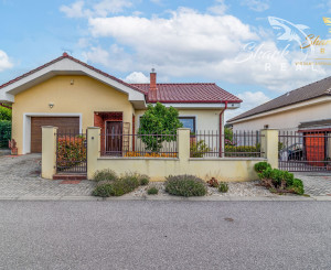 Moderný 3-izbový bungalov s garážou, dielňou a krásnou záhradou – Hôrka nad Váhom