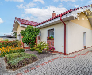 Moderný 3-izbový bungalov s garážou, dielňou a krásnou záhradou – Hôrka nad Váhom