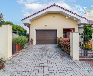 Moderný 3-izbový bungalov s garážou, dielňou a krásnou záhradou – Hôrka nad Váhom