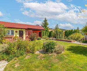 Moderný 3-izbový bungalov s garážou, dielňou a krásnou záhradou – Hôrka nad Váhom