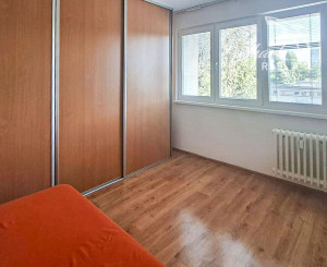 Hotová investícia v Komárne: zariadený 1-izbový byt po rekonštrukcii pri stanici