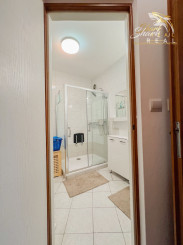 Pet-friendly, s dušou a výhľadom. 2i byt v tichu, 10 minút od centra.