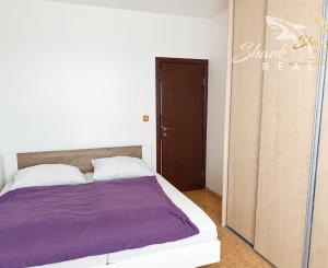 Na prenájom | Priestranný 3-izbový byt s balkónom a možnosťou garáže | Domkárska ulica, Bratislava – Ružinov