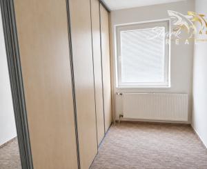 Na prenájom | Priestranný 3-izbový byt s balkónom a možnosťou garáže | Domkárska ulica, Bratislava – Ružinov