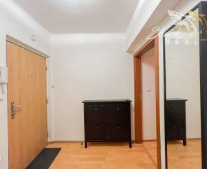 Historické centrum za dverami, bývanie na najvyššom poschodí | S klimatizáciou a pivnicou | Hollého ulica