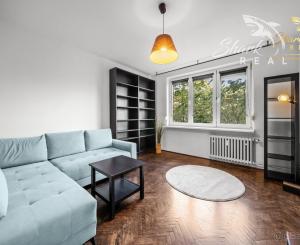Na prenájom kompletne zariadený 2-izbový byt s balkónom a lodžiou – Komárnická, Ružinov