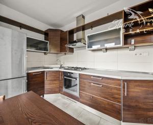 Na prenájom kompletne zariadený 2-izbový byt s balkónom a lodžiou – Komárnická, Ružinov