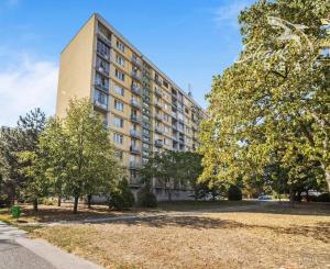 Na prenájom kompletne zariadený 2-izbový byt s balkónom a lodžiou – Komárnická, Ružinov